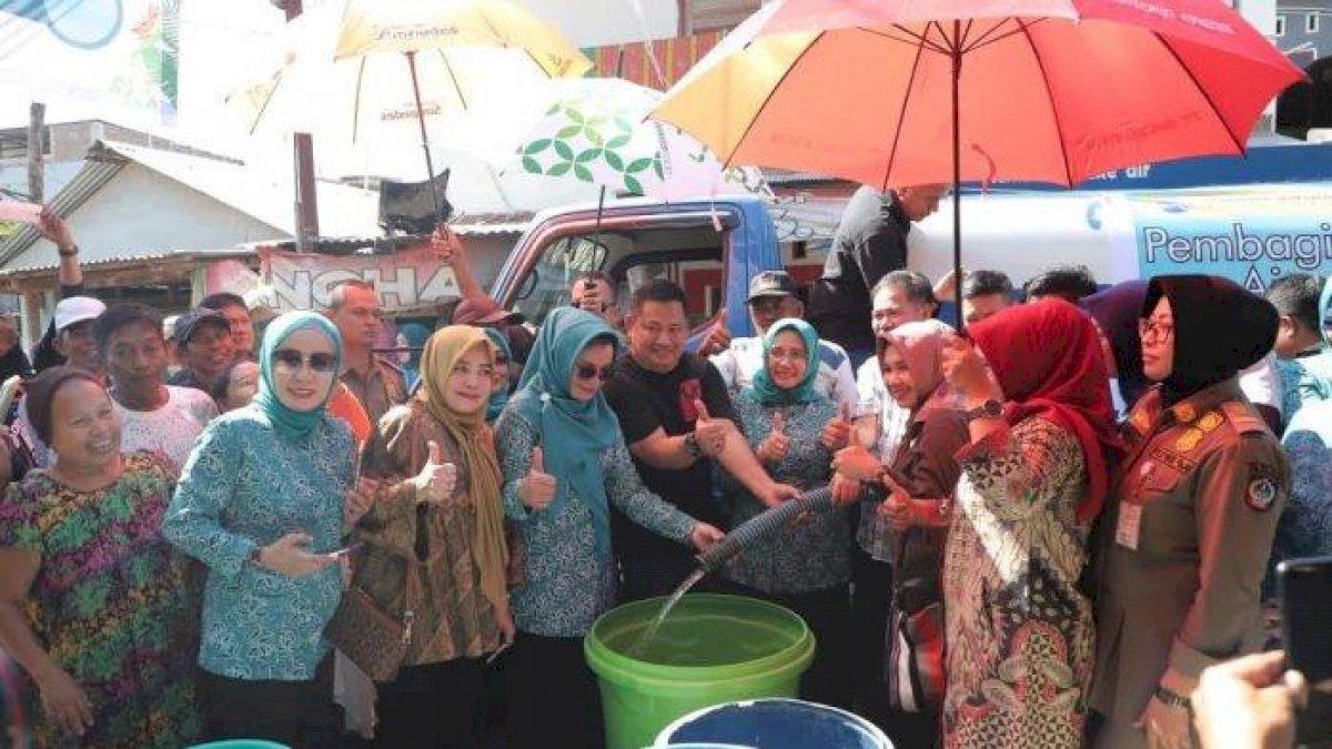 PDAM Bagikan 30 Tangki Air Gratis ke Warga Utara Kota