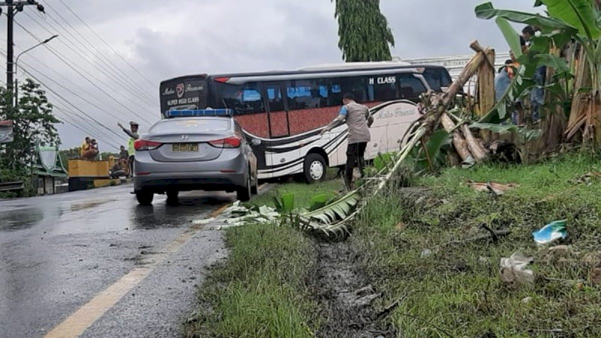 Jalan Licin, Bus Metro Permai Lepas Kendali Hingga Tabrak Pembatas Jalan