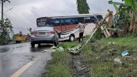 Jalan Licin, Bus Metro Permai Lepas Kendali Hingga Tabrak Pembatas Jalan