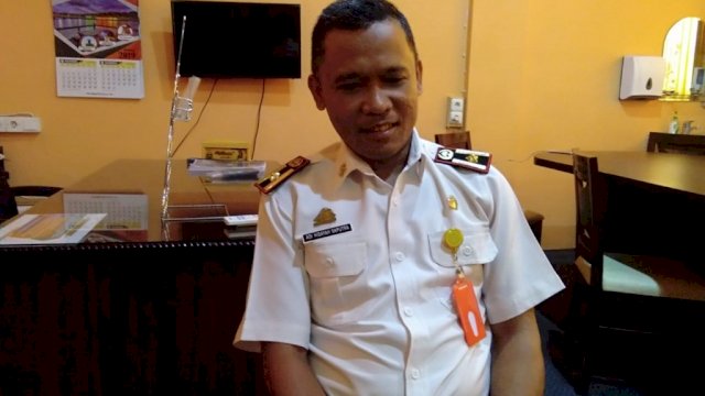 Pelaksana tugas Kepala Dinas Kantor Kependudukan dan Catatan Sipil (Disdukcapil) Kota Parepare, Adi Hidayat. (Sulselsatu/Andi Fardi)
