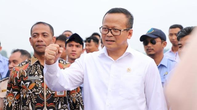 Perkuat Awak Kapal Pengawas, Menteri KKP Borong 200 Senapan Pindad