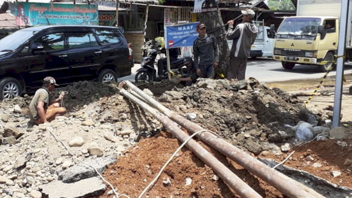 Perumda Air Minum Makassar Lakukan Koneksi Pipa di Borong Raya