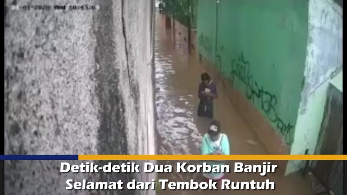 VIDEO: Detik-detik Dua Korban Banjir Selamat dari Tembok Runtuh