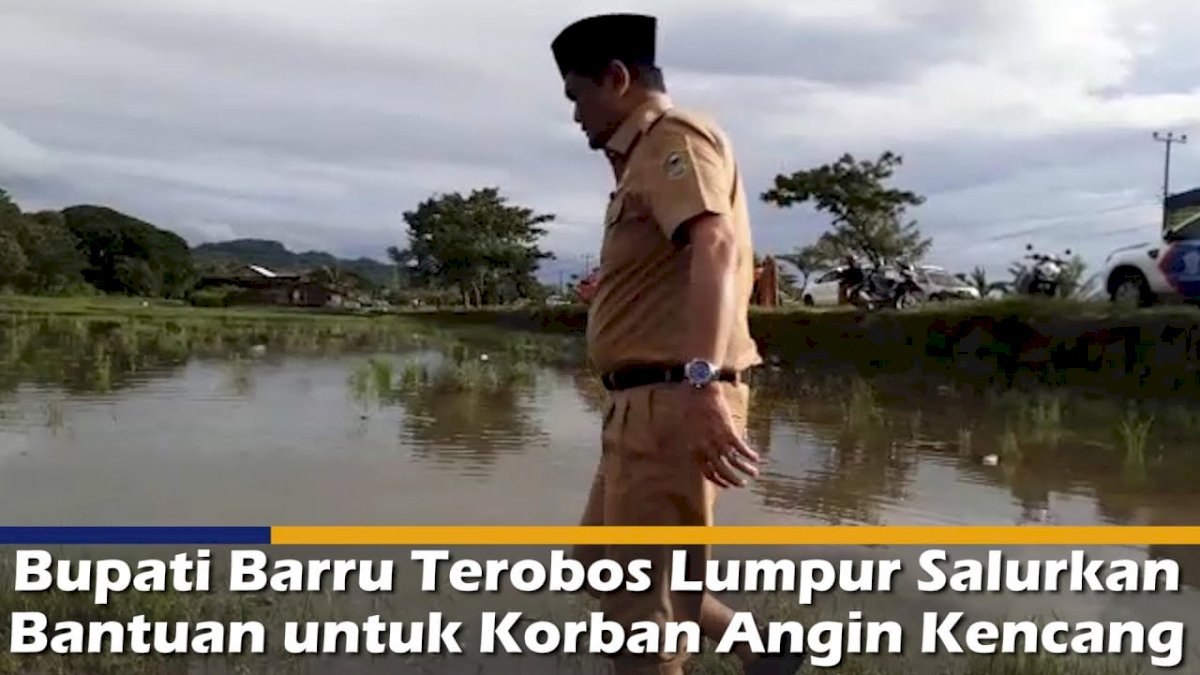 VIDEO: Bupati Barru Terobos Lumpur Salurkan Bantuan untuk Korban Angin Kencang