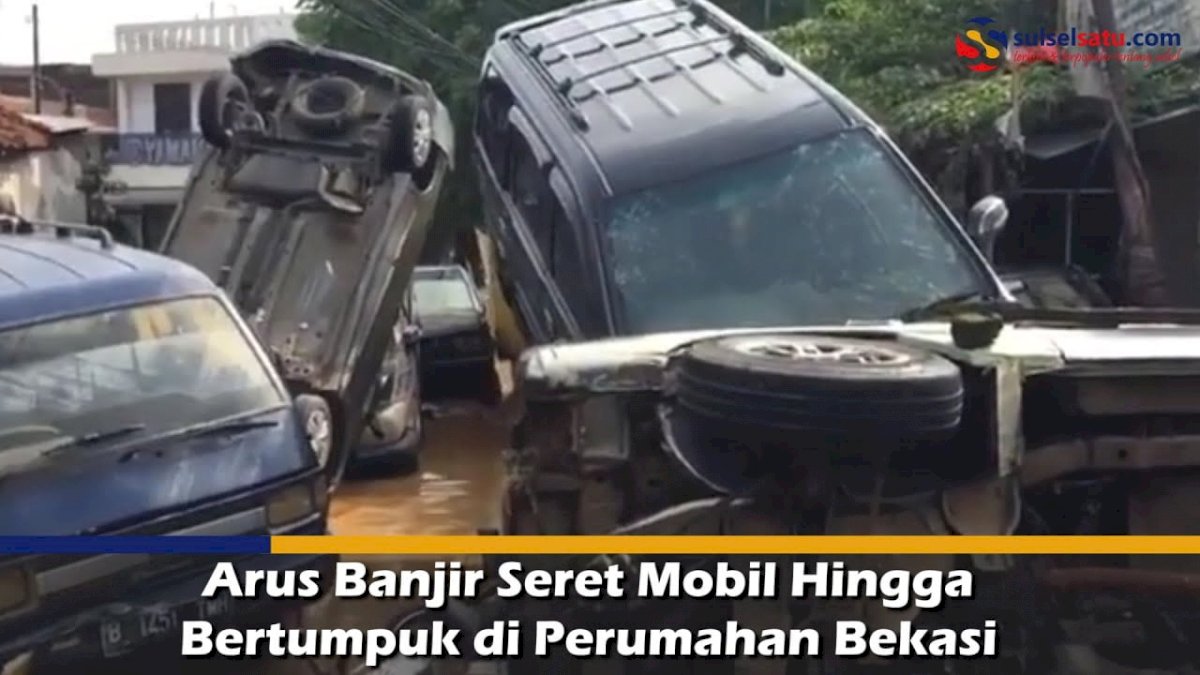VIDEO: Arus Banjir Seret Mobil Hingga Bertumpuk di Perumahan Bekasi
