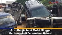 VIDEO: Arus Banjir Seret Mobil Hingga Bertumpuk di Perumahan Bekasi