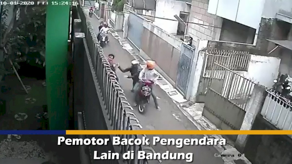 VIDEO: Pemotor Bacok Pengendara Lain di Bandung