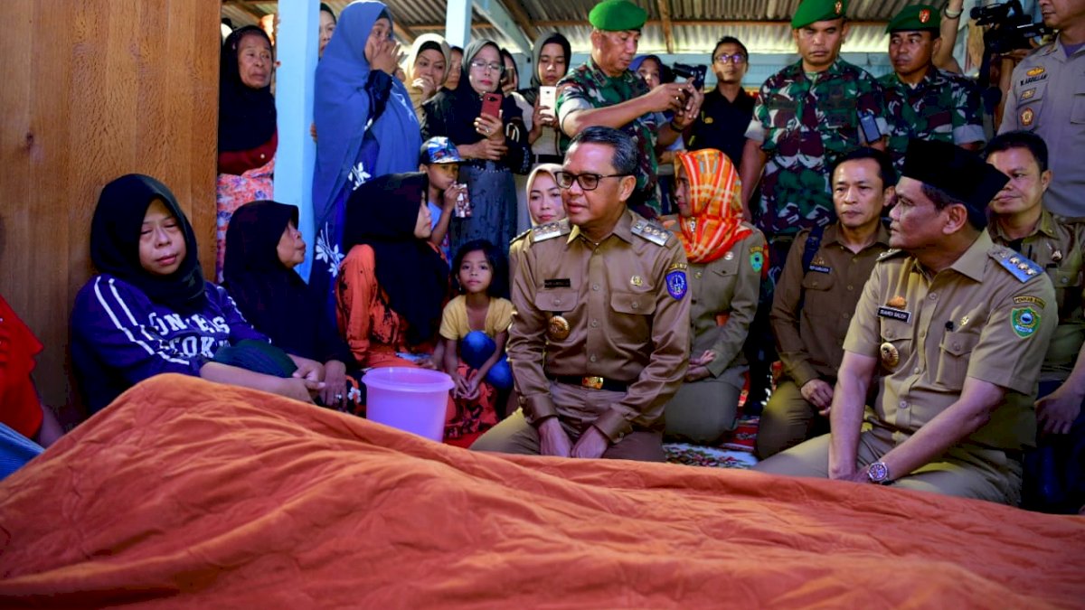 Nurdin Abdullah Melayat ke Rumah Duka Korban Banjir di Takkalasi Barru