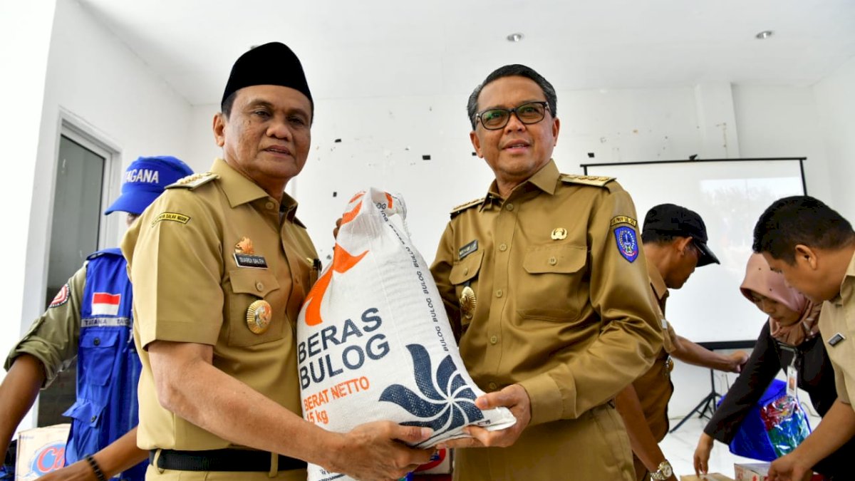 Nurdin Abdullah Salurkan Dua Ton Beras untuk Korban Banjir di Barru