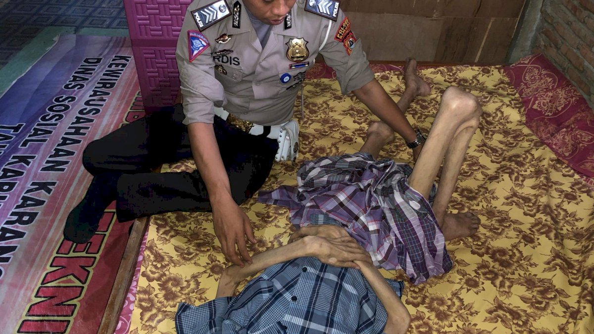 Peduli Sesama, Anggota Polres Sinjai Ini Jenguk Warganya yang Lumpuh
