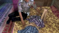 Peduli Sesama, Anggota Polres Sinjai Ini Jenguk Warganya yang Lumpuh