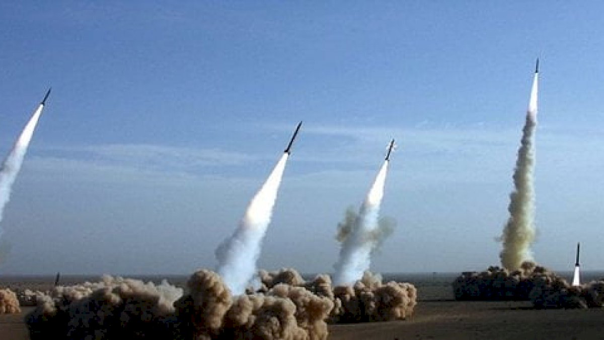 Konflik Memanas, Iran Tembakkan Puluhan Rudal ke Pangkalan Militer AS