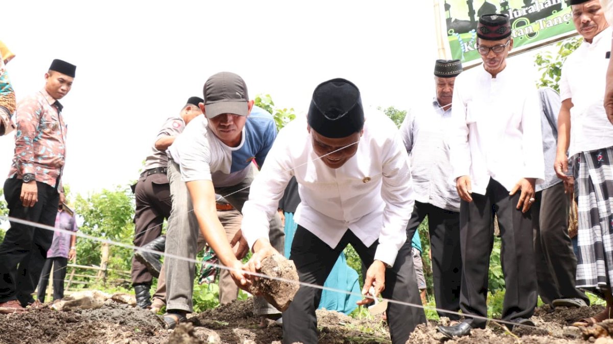 Bupati Barru Bantu Pembangunan Musala di Tanete Riaja