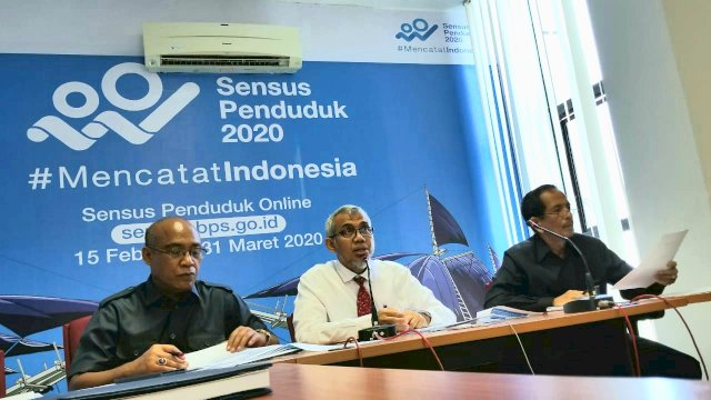 Kepala BPS Sulsel Yos Rusdiansyah (tengah) dalam siaran resmi statistik BPS Sulsel. (ist)