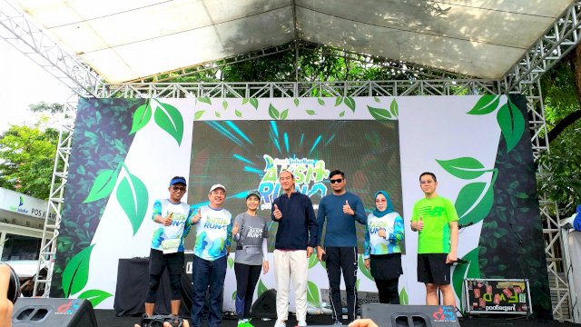 Dirut Bank Sulselbar, Irmayanti Sulthan (ketiga dari kiri) bersama Daniel Mananta, Bupati Gowa, Adnan Purichta Ichsan, serta beberapa pejabat Bank Sulselbar. (Sulselsatu/Sri Wahyudi Astuti)