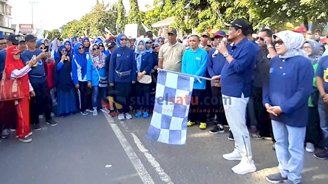 Bupati Barru, Suardi Saleh melepas peserta jalan santai di Jalan Andi Pangerang Pettarani.(Sulselsatu/Asriadi Rijal)