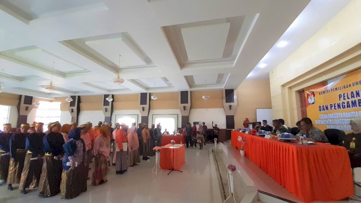 Berpakaian Adat, PPK se-Kabupaten Barru Resmi Dilantik
