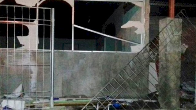 Penampakan balai pertemuan umat Muslim yang dijadikan musala di Minahasa Utara dirusak warga. (foto/int)