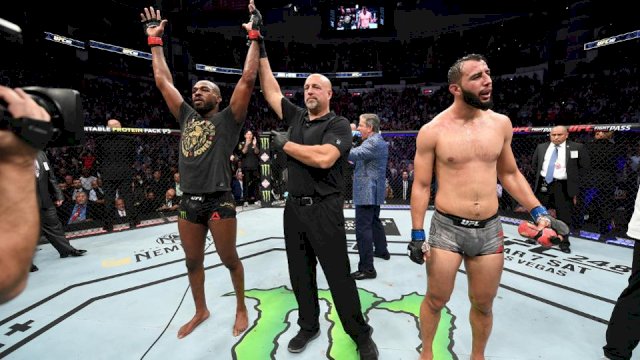 Jon Jones menang angka atas Dominick Reyes di UFC 247. (Foto/Int)