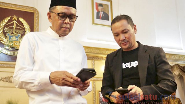 Gubernur Sulsel, Prof Nurdin Abdullah bersama CEO Bukalapak Rachmat Kaimuddin. (Sulselsatu/Kink Kusuma Rein)