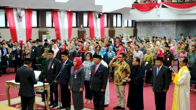 Pelantikan pejabat oleh Gubernur Sulsel, Nurdin Abdullah. (Sulselsatu/Jahir Majid)