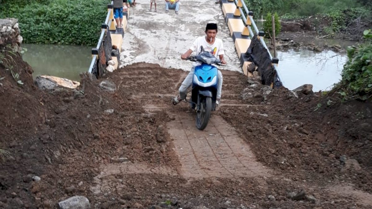 Pemkab Barru Mulai Perbaiki Jalan dan Jembatan di Pude’e yang Rusak Akibat Banjir