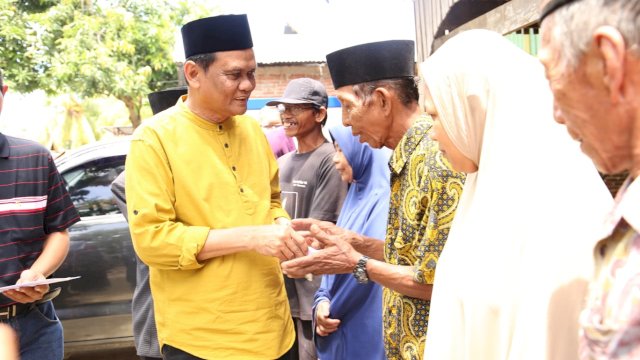 Bupati Barru Suardi Saleh kunjungi warga yang rumahnya terdampak angin kencang. (ist)