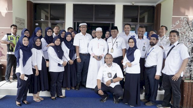 Manajemen PT Angkasa Pura I (Persero) bersama Ustaz Das'ad Latief. (ist)
