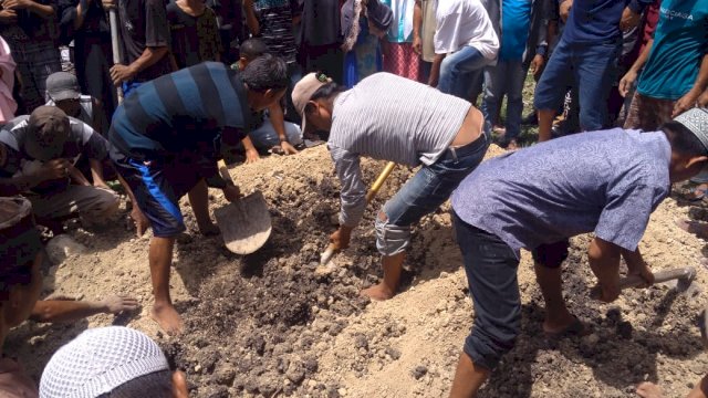 Pemakaman IRT gantung diri di Jeneponto. (ist)