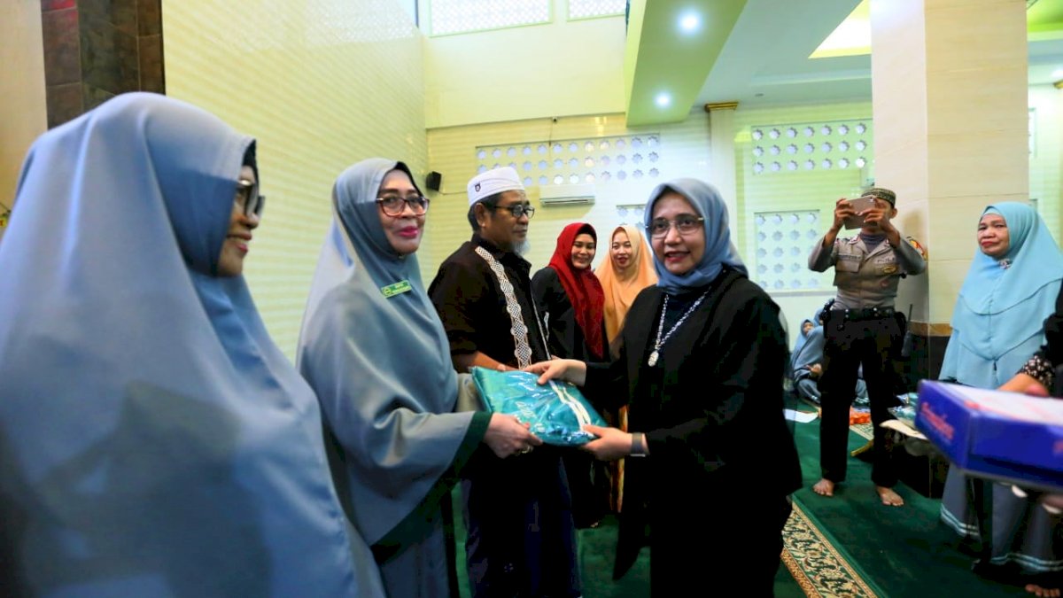 Jumat Berkah, TP PKK Makassar Bagi-bagi Mukenah