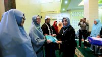 Jumat Berkah, TP PKK Makassar Bagi-bagi Mukenah