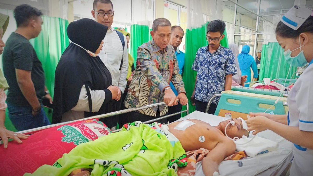 Bupati Wajo Santuni Warganya yang Dirawat di RS Wahidin Makassar