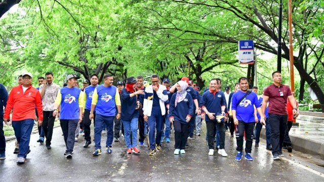 Jalan santai dalam rangka Dies Natalis Fisip Unhas ke-59. (ist)