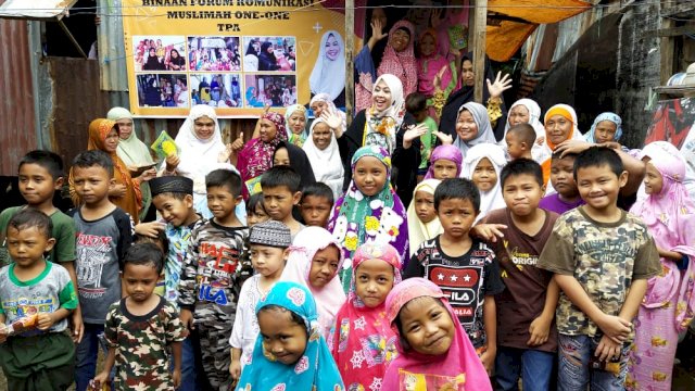 Ketua Tim Penggerak Pemberdayaan Kesejahteraan Keluarga (TP-PKK) Kota Parepare, Erna Rasyid Taufan mengunjungi kawasan kumuh Tempat Pembuangan Akhir (TPA) Hertasning, Jalan Bukit Raya, Kelurahan Kassi-kassi, Kecamatan Rappocini, Kota Makassar, Ahad (9/2/2020). (Sulselsatu/Andi Fardi)