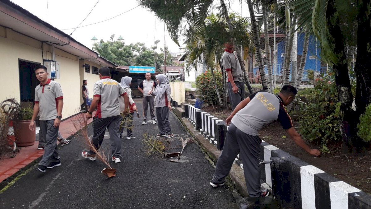 Peduli Lingkungan, Polres Sinjai Gelar ‘Jumat Bersih’