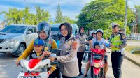 Valentine, Satlantas Polres Maros Bagikan Coklat dan Bunga kepada Pengendara