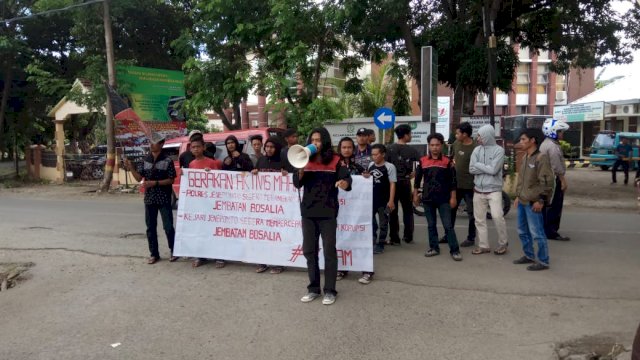 Aktivis mahasiswa berunjukrasa di depan Mapolres Jeneponto meminta tersangka dugaan korupsi pembangunan Jembatan Bosalia ditahan. (ist)
