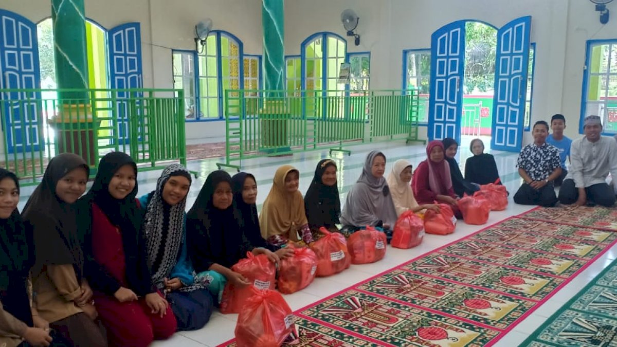 Pemuda Masjid Kamara Bagikan 30 Paket Sembako Tiap Jumat