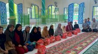 Pemuda Masjid Kamara Bagikan 30 Paket Sembako Tiap Jumat