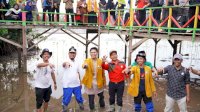 Wagub Sulsel Bareng Mahasiswa Tanam Mangrove Di Pesisir Jeneponto