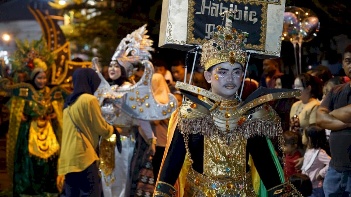Pawai Budaya di Malam Hari, Pelajar Suguhkan Busana Menarik