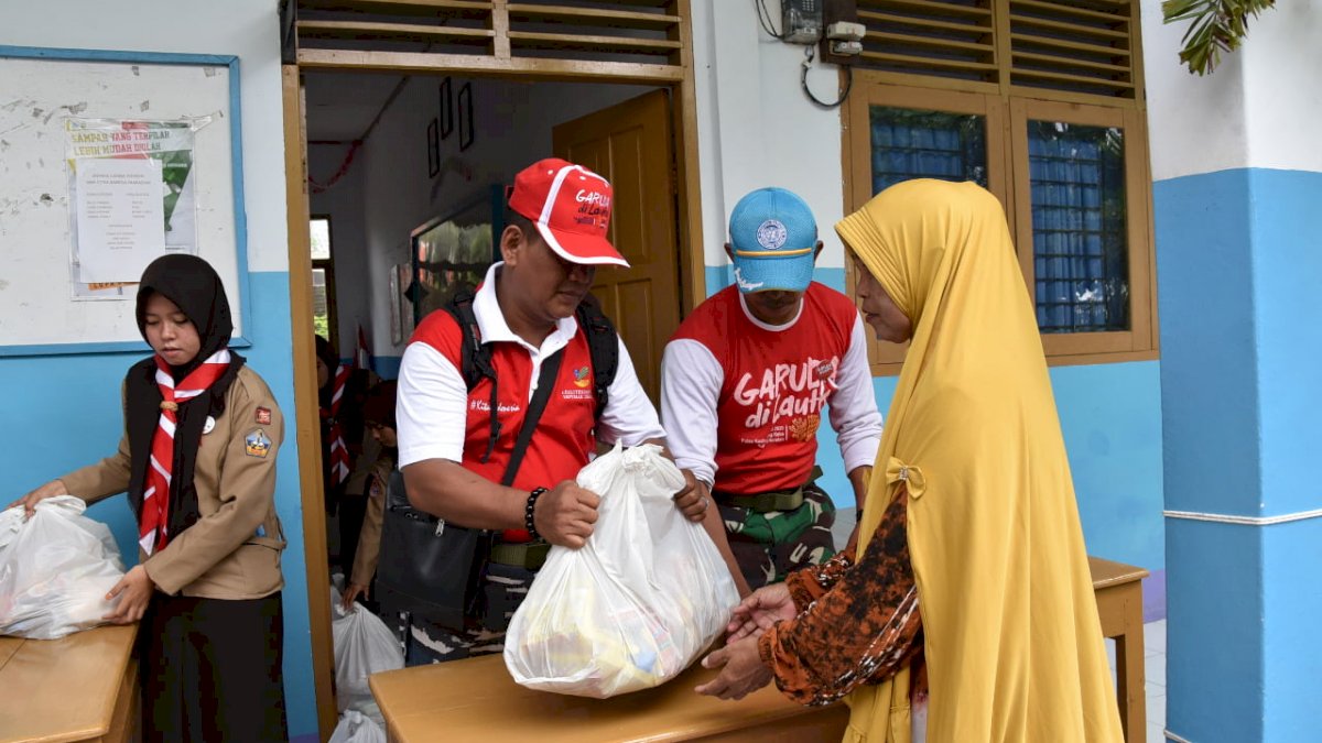Tim Garuda di Lautku Bagikan 500 Paket Sembako untuk Warga Pulau Kodingareng
