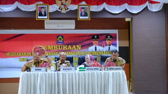 Bupati Jeneponto, Iksan Iskandar resmi membuka Musrenbang Rencana Kerja Pembangunan Daerah (RKPD) Tingkat Kecamatan tahun 2020 di aula kantor Bupati Jeneponto, Jalan Lanto Dg Pasewang, Senin (24/2/2024). (Foto/Ist)