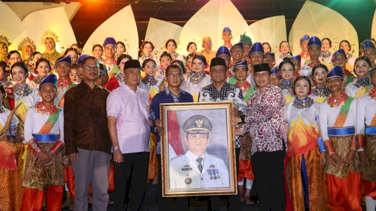 Malam Penutupan FBTB, Seniman Hadiahkan Lukisan untuk Bupati Barru