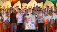 Malam Penutupan FBTB, Seniman Hadiahkan Lukisan untuk Bupati Barru
