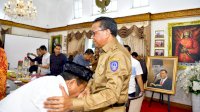 Jumras Temui Nurdin Abdullah Sambil Cium Tangan dan Teteskan Air Mata