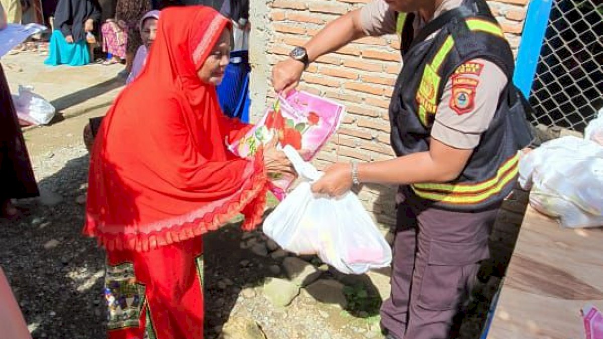 Polisi Peduli, Polsek Kajuara Bagi-bagi Sembako