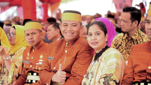 Kapolres Sinjai AKBP Iwan Irmawan yang didampingi Ketua Bayangkari Polres Sinjai Dewi Iwan terlihat mesra menghadiri puncak peringatan hari jadi Kabupaten Sinjai yang ke-456 yang bertempat di Rumah Jabatan Bupati Sinjai, Kamis (27/2/2020).. (Foto/Ist)