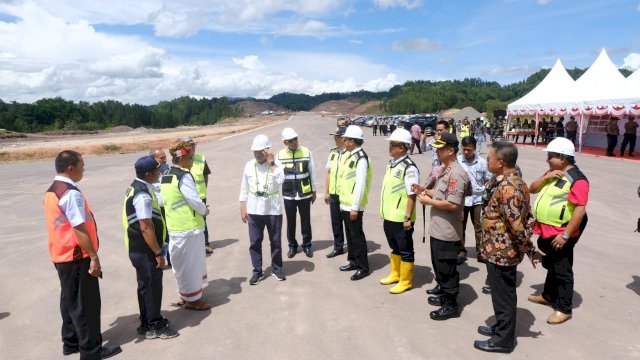 Gubernur Sulawesi Selatan, Nurdin Abdullah mendampingi Menteri Perhubungan RI, Budi Karya Sumadi meninjau progres pembangunan Bandara Buntuk Kunik dan Bandara Lagaligo, di Toraja, Jumat (28/2/2020). (Foto/Ist)