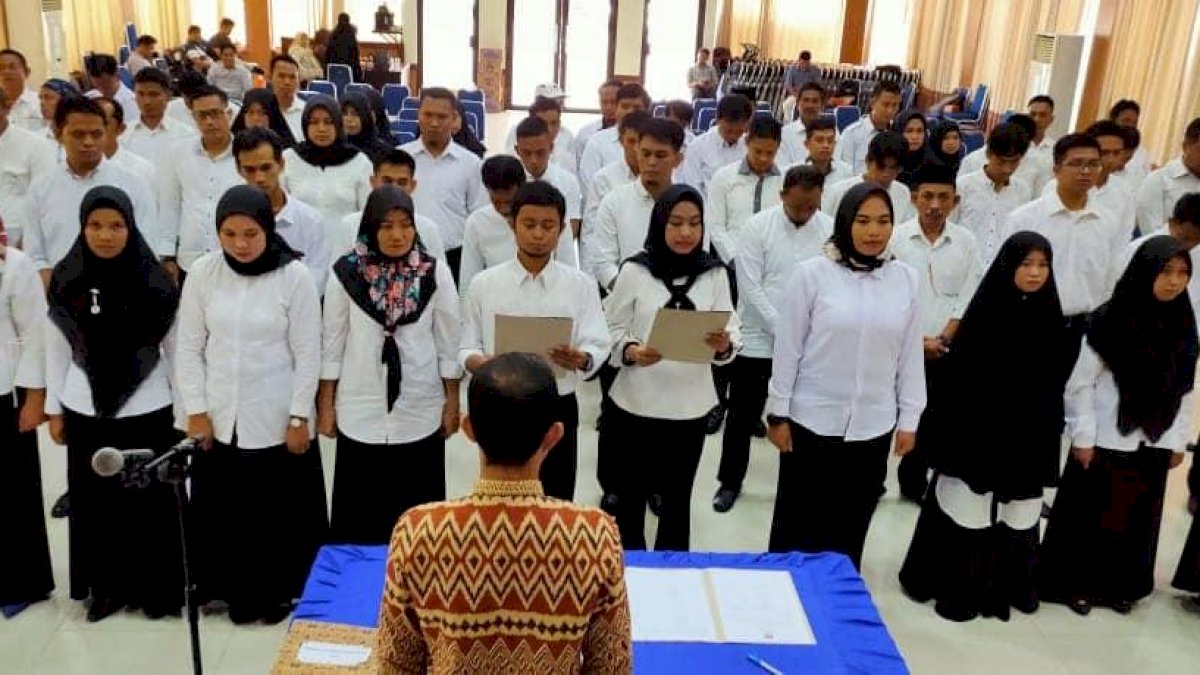 Lantik PPK, Ketua KPU Maros Tekankan Netralitas